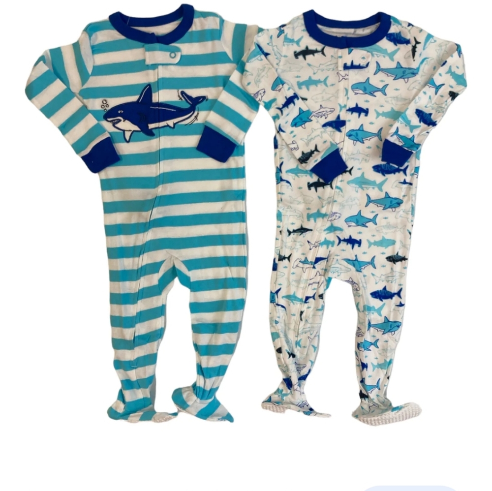 🆕️NWT 2-pack footed / footie pajamas, shark print, size 18Months